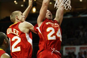 Es más probable que el basketball de escuela secundaria de hombres se juegue sobre el aro.