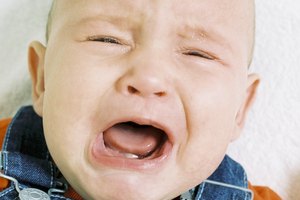 El dolor de estómago provoca un malestar en un bebé, que puede llevar a que se irrite y no pueda dormir.
