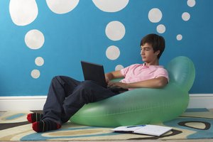Supervisa las actividades en línea que tiene tu hijo, además del tiempo que pasa en la computadora.