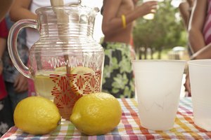 El jugo de limón concentrado es una forma conveniente de hacer limonada.