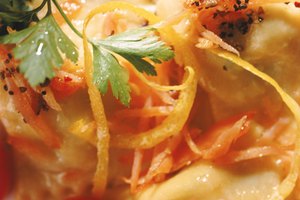 Una ligera capa de salsa durante el horneado es suficiente para cocinar los ravioles.