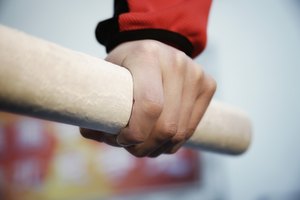 Mano en la barra en el interior del gimnasio.