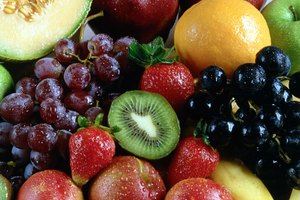 Las frutas cítricas, las bayas y las verduras contienen vitamina C.