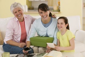 Haz que cada generación de la familia añada algo a una cápsula del tiempo anual.