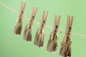 La mayoría de la gente ha oído hablar de los usos no convencionales de las bolsitas de té, como la restauración de la apariencia de ojos cansados, y que también puede ser utilizado para suavizar la piel y reducir la inflamación que se ha formado por una erupción.