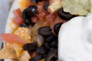 Pica finamente 10 aceitunas negras y mezcla en una 1/2 taza de crema agria baja en grasa.