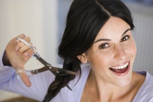 Corta las secciones dañadas del cabello.