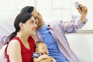 Junta fotos del padre con su bebé en diferentes momentos.