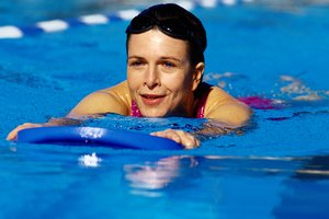 El entrenamiento de natación para preparatoria puede cubrir millas.