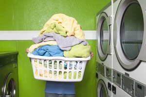 Lava la ropa de colores con agua fría para prevenir la decoloración.