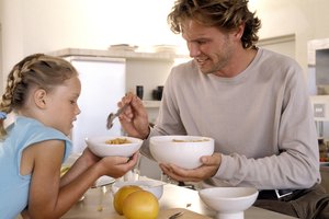 Haz que el desayuno sea parte de la rutina de tu familia, así puedes aumentar tu ingesta de nutrientes.