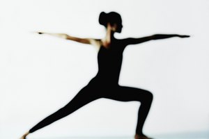 El masaje de yoga tailandés extiende todos los músculos en el cuerpo.