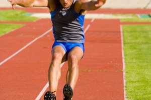 Los saltadores de longitud requieren las calorías, carbohidratos y proteínas suficientes para ayudarlos a maximizar el rendimiento atlético.
