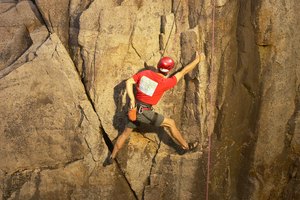 Aprender los conceptos básicos de la escalada en roca es una base sólida para el montañismo.