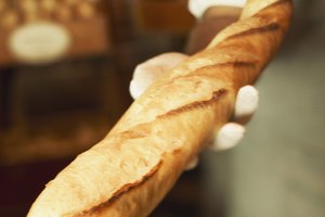 La baguette francés es un pan crujiente y delgado.