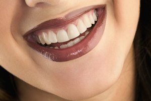 Cambia por un cepillo de cerdas suaves para tratar la sensibilidad dental.