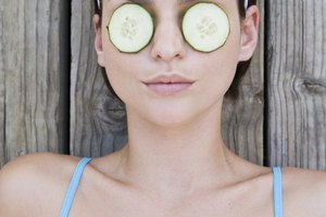 El viejo truco de las rebanadas de pepino sobre los ojos sigue siendo válido.