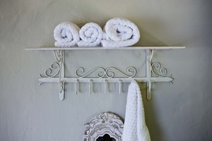 Los pisos de azulejos grises pueden combinar bien con los colores que van del blanco al negro.