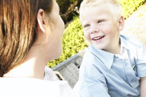 Una combinación de factores biológicos y ambientales afectan al comportamiento de un niño.