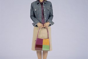 Esta bolsa evita que el atuendo neutral se convierta en demasiado monótono.