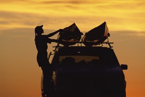 El enfoque de cargar tu mismo la canoa con ayuda de un amigo funciona mejor si puedes cargar dos canoas a la vez en el techo del auto.