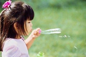 El preparar tu propia solución para hacer burbujas es una opción de actividad para los niños más grandes.