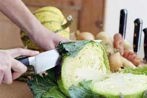 Si cortas al repollo en piezas pequeñas puedes cocinarlo más rápido en el microondas.