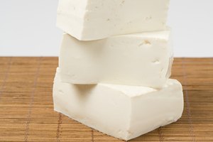 El tofu tiene un contenido bajo de purinas.