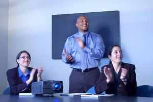 Alternar los diseños de diapositivas puede hacer que tu presentación de PowerPoint sea más interesante y atractiva.