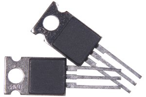 Los transistores PNP amplifican las señales electrónicas.
