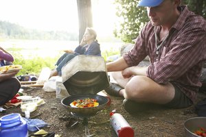 Puedes preparar muchas comidas de campamento con comida no perecedera, especialmente si planeas llevar una estufa o prender una fogata.