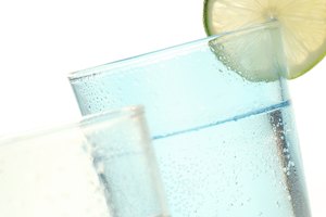 Toma agua en lugar de gaseosas para cortar el azúcar.