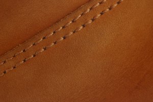 Las costuras de una cartera Chanel original son uniformes.