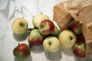 Manzanas en una bolsa.