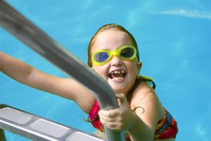 Practica habilidades de seguridad en el agua con tu hijo preescolar.