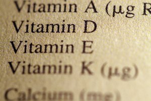 Lee la información nutricional en la etiqueta de los suplementos para asegurarte de que no estás consumiendo una cantidad demasiado elevada de una vitamina específica.