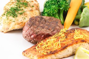 El pollo, la carne y el salmón son ricos en vitamina B6.