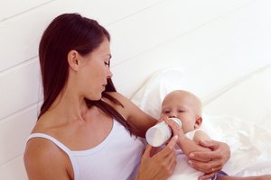 Sostén a tu bebé y mantén su cabeza derecha mientras lo alimentas.