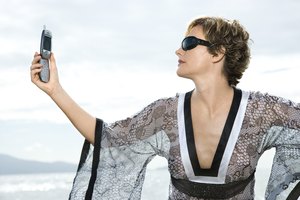 Las blusas con escote en V acentúan la clavícula y el busto.
