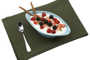 Compra yogur sin sabor y añádele tu propia fruta.