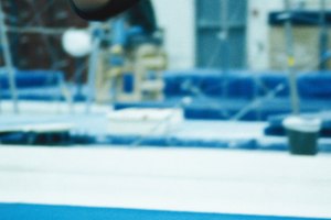 Un salto carpado hacia atrás requiere fuerza, velocidad y coordinación.