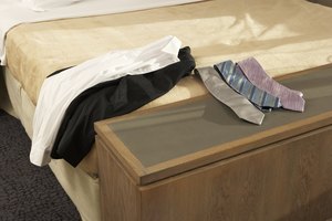 Empacar correctamente una corbata mantendrá la tela lisa e intacta durante el viaje.