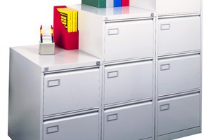 Usa un armario o cajón grande como un lugar de almacenamiento para estos papeles.