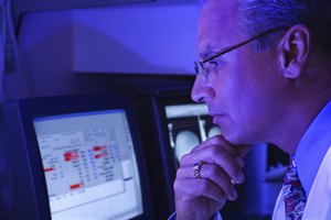La doxiciclina actúa inhibiendo la síntesis de proteínas de los microbios y puede matar a las bacterias directamente.