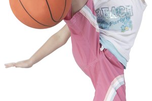 Haz que los niños hagan rebotar una pelota de baloncesto mientras realizan vueltas de precalentamiento.