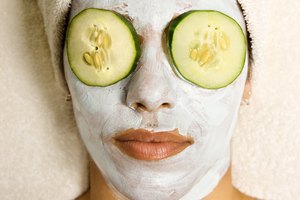 Poner dos pepinos fríos sobre los ojos es una opción para reducir la inflamación en los ojos.