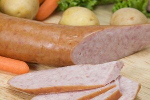 Las salchichas pre cocidas pueden calentarse en una olla de cocción lenta.