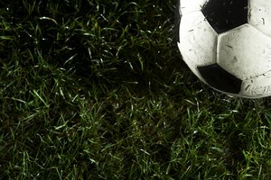 El ganador del sorteo puede elegir servir primero o elegir el lado en el que iniciar el juego.