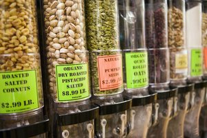 Compra nueces y semillas a granel para tener aperitivos nutritivos y altos en calorías.