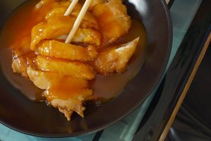 La salsa teriyaki casera toma unos minutos para prepararse.